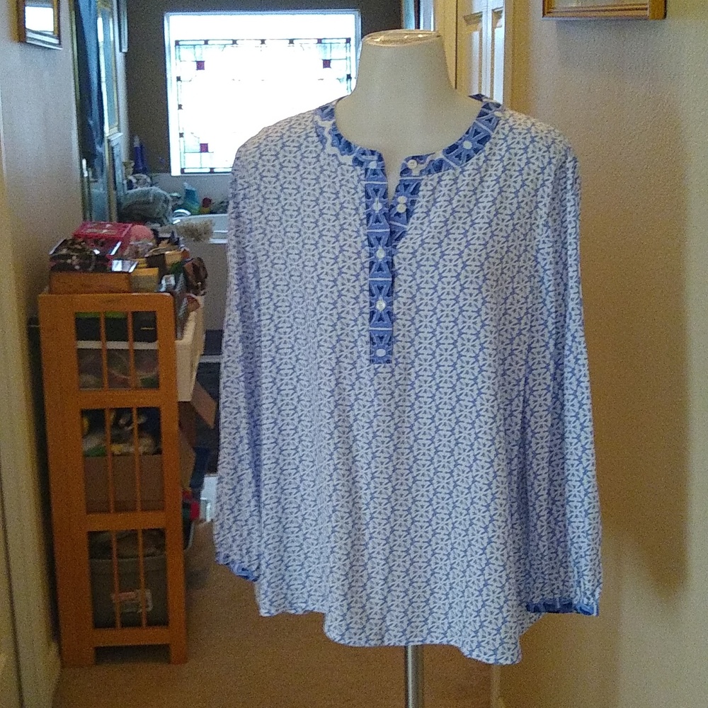 Vineyard Vines blue print tunic style top w/ buttons size medium
